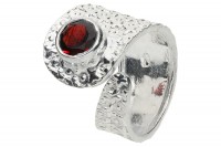 Ring Pepita" 5-14mm mit einem runden,facettierten Granat, Sterlingsilber 925" Ring Pepita" 5-14mm mit einem runden,facettierten Granat, Sterlingsilber 925"