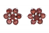 Blüten-Ohrstecker15mm mit 7 facettierten Rhodoliten in Silber 925 Blüten-Ohrstecker15mm mit 7 facettierten Rhodoliten in Silber 925