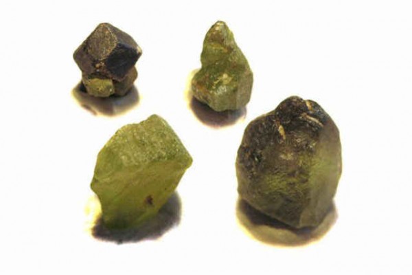 Peridot Kristall mit Endfläche 6-20mm, Pakistan